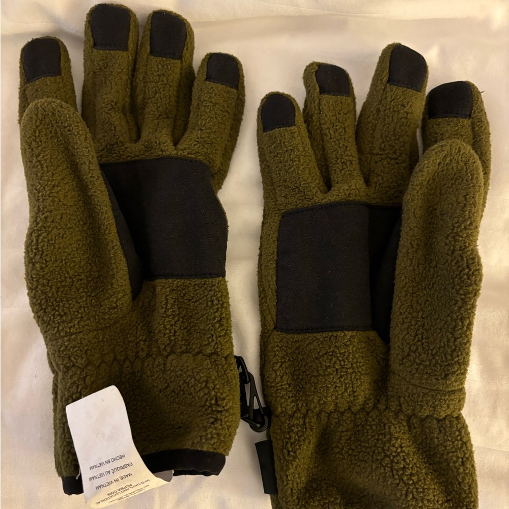 Men’s green Patagonia cold weather gloves size large